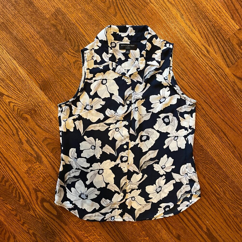 Banana Republic Navy/White Floral Blouse - Size Small